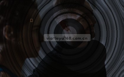 一位乘客边看手机边走下地铁车厢，车厢门缓缓关闭。